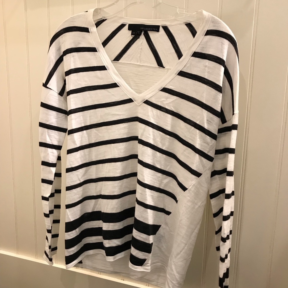360 Sweater black & white v-neck sweater